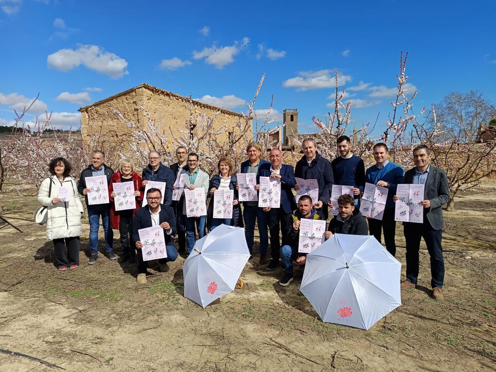 David Masot i Manel Ezquerra amb els alcaldes i regidors de municipis de "Segrià, Terra de Floració"