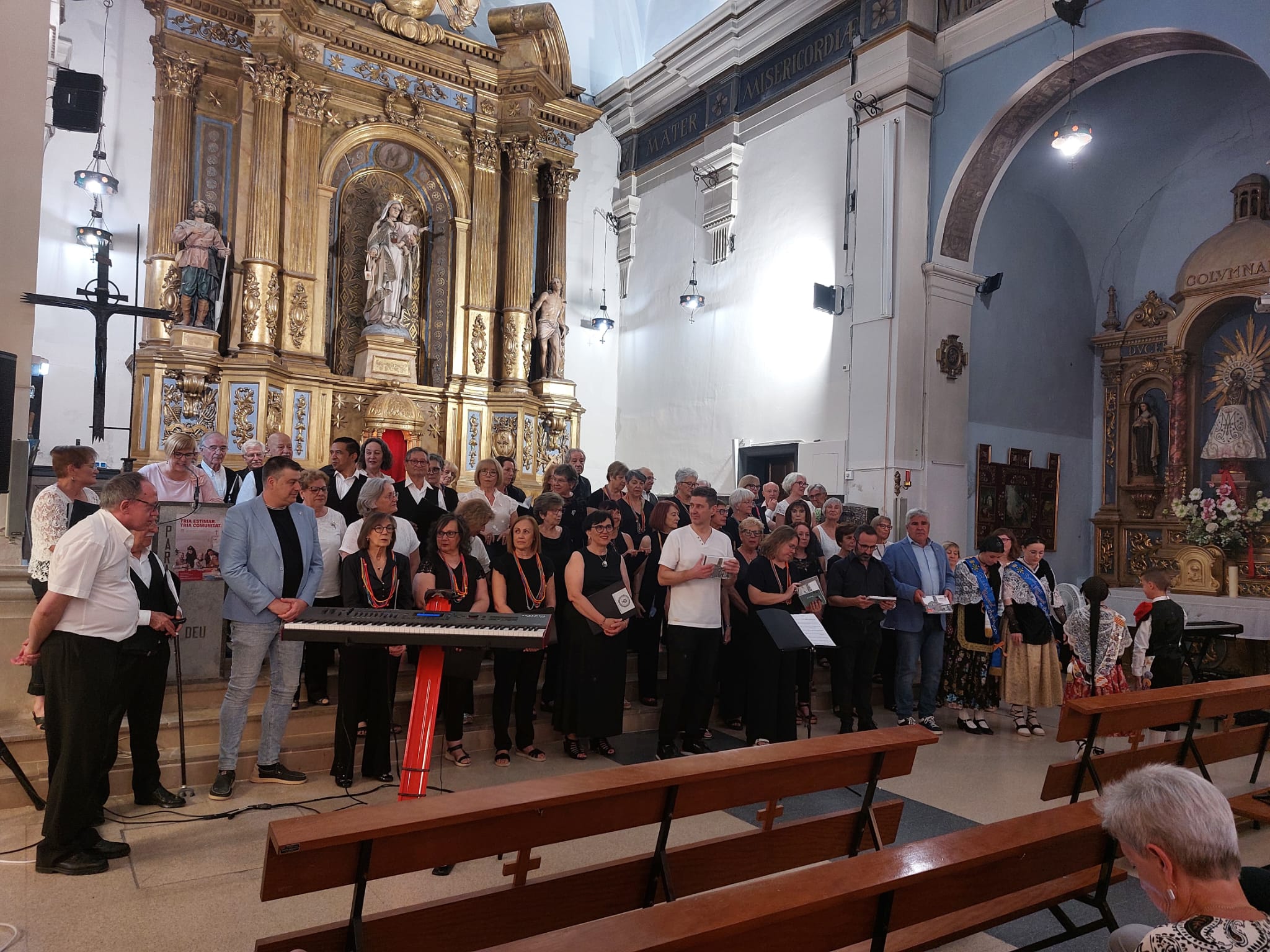 Les corals amb l'alcalde, Àlvaro Boqué, regidors i pubillatge