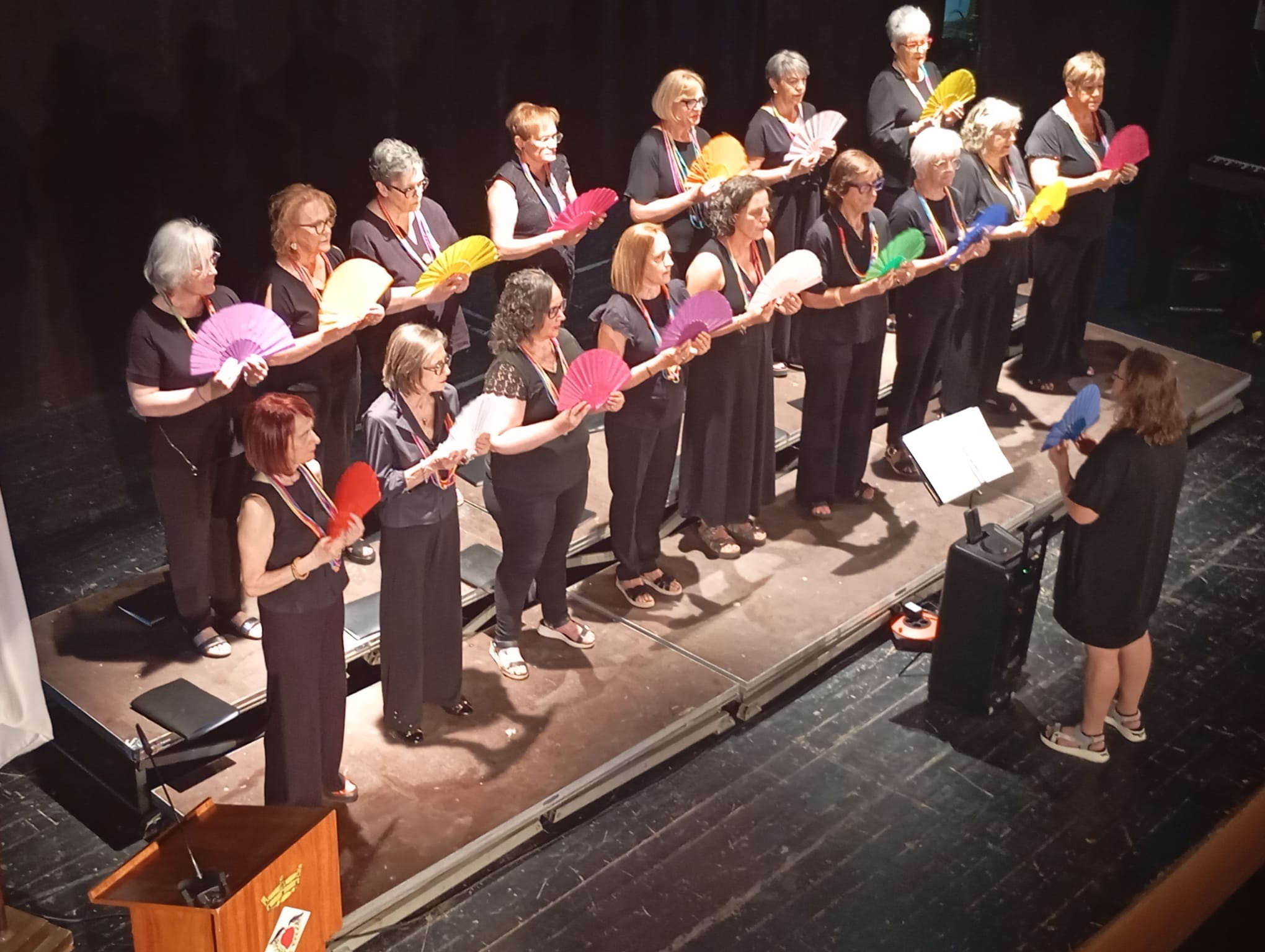 Original posada en escena amb ventalls de la Coral Estels ACDA 