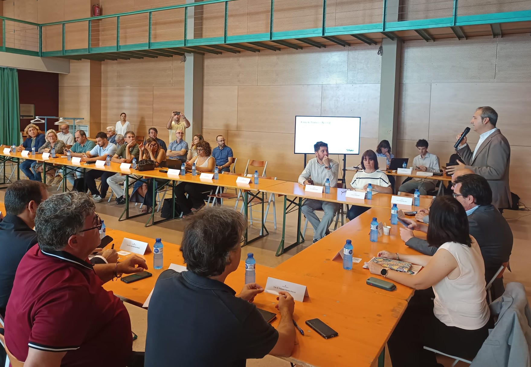 L'alcalde de La Granja d'Escarp, Manel Solé, ha donat la benvinguda a la reunió del 29è Òrgan de Govern del Fons de Transició Nuclear