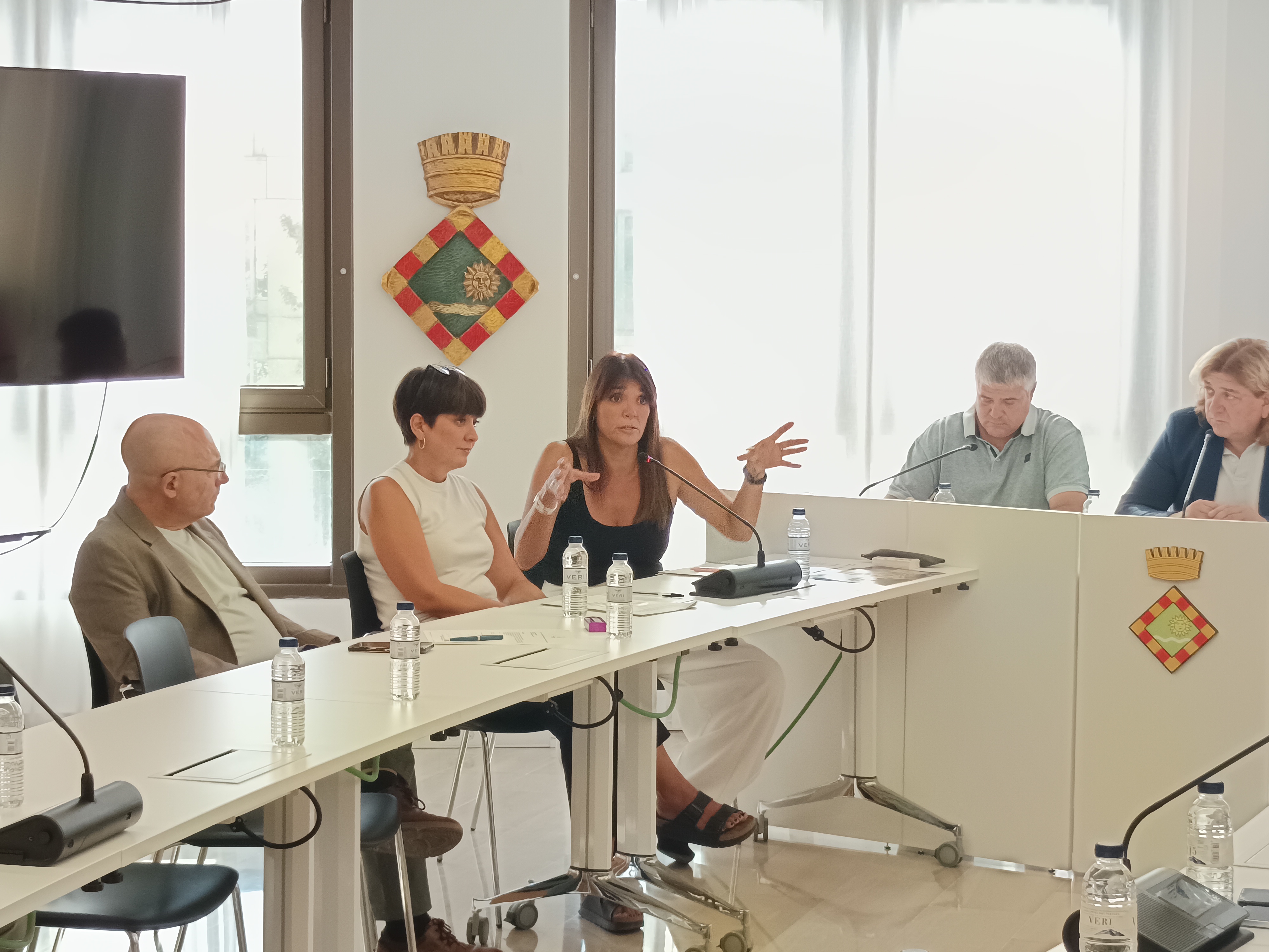 Marina Arjó parlant al Consell de les Alcaldies