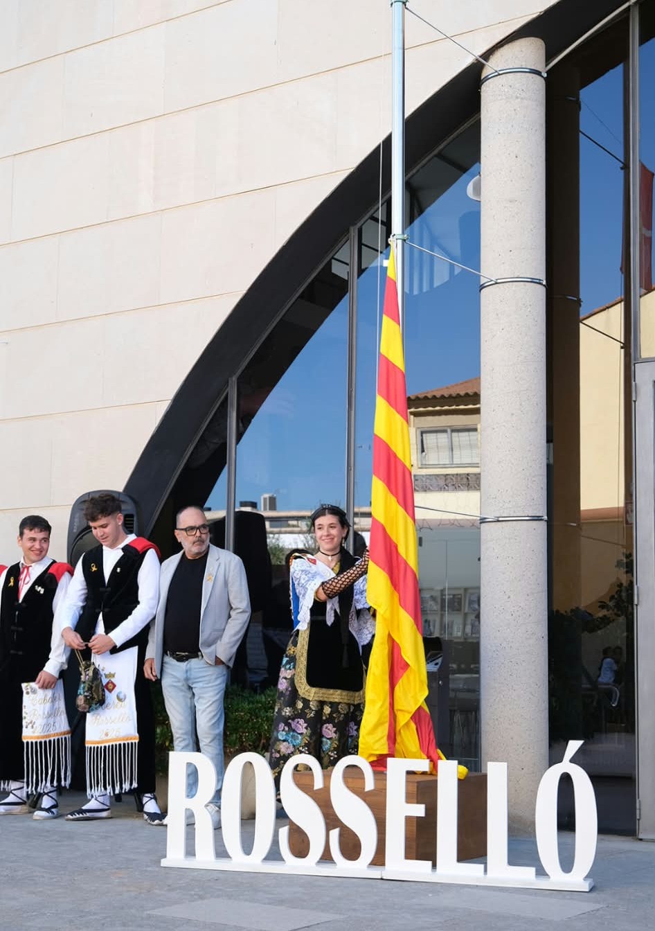 Moment de la hissada de la senyera