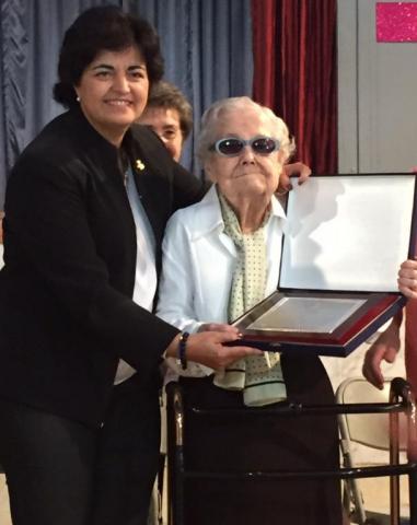 La presidenta del Segrià fa entrega d'una placa commemorativa a la Sra. Anna Maria Garcia