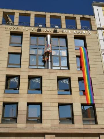 Bandera LGTBI+ a la façana del Consell Comarcal del Segrià