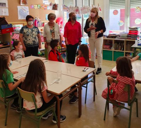 Visita a escola del Segrià. Escola Sant Jaume de La Granja d’Escarp. En la imatge, representants de l’Escola i de l’Ajuntament, amb la responsable de l’Àrea d’Ensenyament del Consell Comarcal del Segrià, Sílvia Olmo.