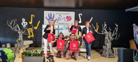 Els nens i nenes han pogut gaudir de l’espectacle de La Cremallera i d’un esmorzar amb fruita cedida per Producció Integrada