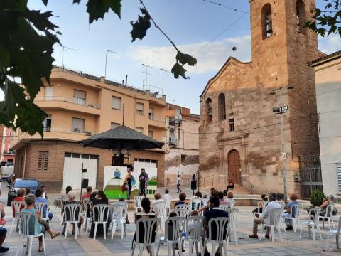 la companyia El Sidral va oferir a l’aire lliure l’espectacle familiar ‘Històries impossibles’ a la plaça de l’Església