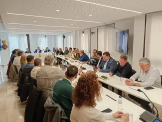 Representants dels municipies escoltant l'inspector