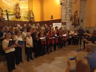 Ple a l’esglèsia de Benavent de Segrià amb tres corals d’Alcarràs, Almacelles i Torrefarrera