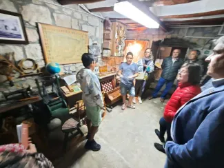 La visita va promoure una conversa enriquidora entre petits i grans