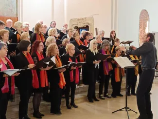 Ramon Curcó al front de les corals La Lira i L'Alzina