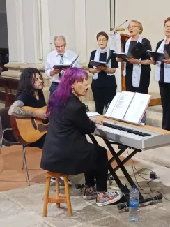 Sílvia Trasobares dirigint la Coral Montserratina