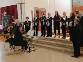 La coral de Raimat, amb acompanyament de piano i guitarra