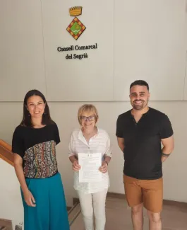 La tècnica de Cultura Marta Aguilà i els membres del jurat Montse Sanjuan i Roger Craviotto