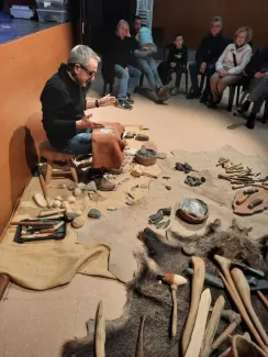 L'arqueòleg Antoni Palomo mostrant com es feien les eines prehistòriques