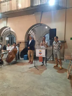 250 sardanistes reten homenatge al monitor Raül Asna amb la Cobla Tàrrega a Seròs