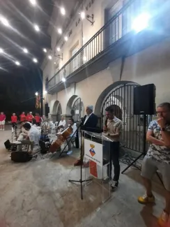 250 sardanistes reten homenatge al monitor Raül Asna amb la Cobla Tàrrega a Seròs