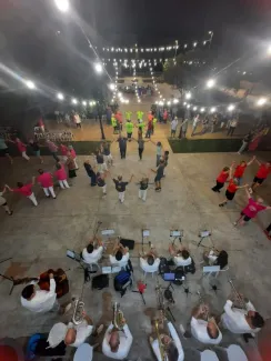 250 sardanistes reten homenatge al monitor Raül Asna amb la Cobla Tàrrega a Seròs