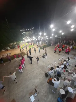 250 sardanistes reten homenatge al monitor Raül Asna amb la Cobla Tàrrega a Seròs