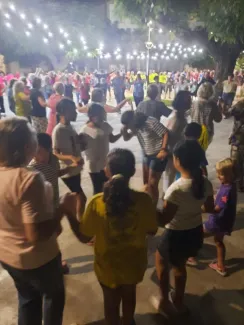 250 sardanistes reten homenatge al monitor Raül Asna amb la Cobla Tàrrega a Seròs