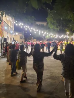 250 sardanistes reten homenatge al monitor Raül Asna amb la Cobla Tàrrega a Seròs