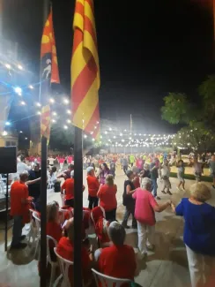250 sardanistes reten homenatge al monitor Raül Asna amb la Cobla Tàrrega a Seròs