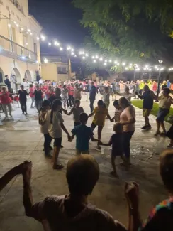 250 sardanistes reten homenatge al monitor Raül Asna amb la Cobla Tàrrega a Seròs