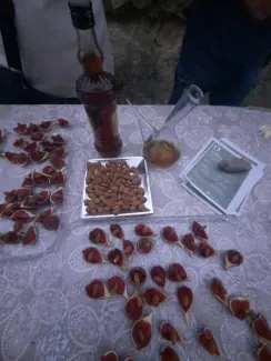 El trio Cantívers connecta amb el públic d'Escenaris Singulars a la Granja d'Escarp