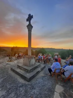 El trio Cantívers connecta amb el públic d'Escenaris Singulars a la Granja d'Escarp