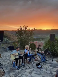 El trio Cantívers connecta amb el públic d'Escenaris Singulars a la Granja d'Escarp
