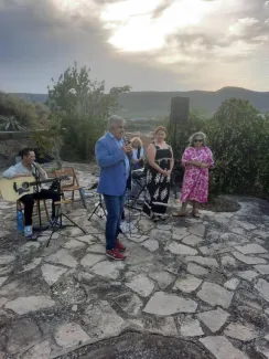 El trio Cantívers connecta amb el públic d'Escenaris Singulars a la Granja d'Escarp
