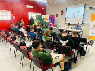 Kleber Esteve presenta el programa ODISSEU als estudiants de l'Escola Agrària d'Alfarràs