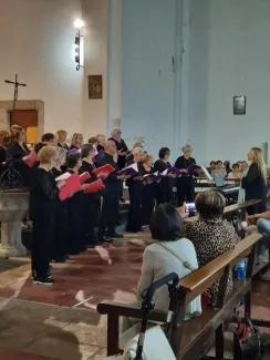 Ple de gom a gom a l’església de Seròs amb el concert de Segrià Corals