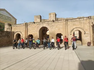 El grup, davant l'església inacabada de Torrebesses