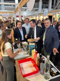 El conseller i Kleber Esteve en un moment de la visita