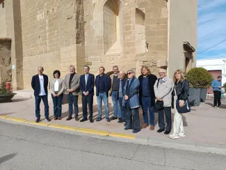 Marta Trepat amb les autoritats, davant l'ermita del Merli