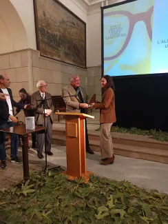 Preixens rebent el guardó de mans de l'alcalde Joan Guillaumet