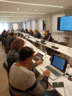 Informàtics treballant durant el Ple