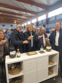 Rosa Pujol, Miquel Sàmper, David Masot, Fermí Masot i Francesc Teixidó degustant l'oli