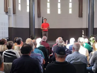 Robert Faltus dirigeix un assaig del Cor del Segrià a Raimat