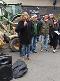 Masot dirigint-se als manifestants de la tractorada