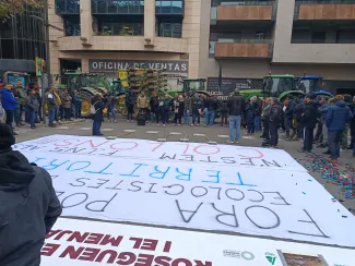 Gran pancarta a la Rambla de Ferran