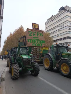 Un dels tractors amb pancarta contra les ZEPA