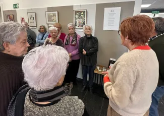 Comentant les obres de la mostra