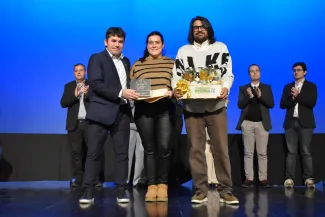 La colla Dolç Infern recollint el premi