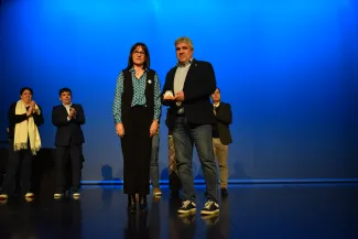 Àlvaro Boqué rebent el guardó de la Nit de la Sardana 2026