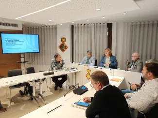 Ibars (a la dreta de Masot) i Salvador (esquerra) ahir al Consell de les Alcaldies