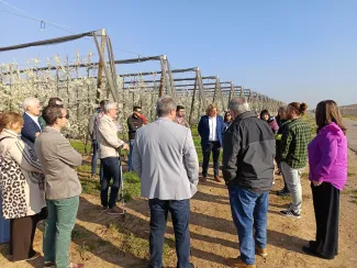 Xavier Font conversa amb els polítics assistents a l'acte