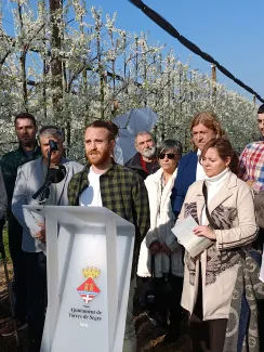 L'alcalde de Torres de Segre, Àxel Curcó, amb alcaldes i regidors