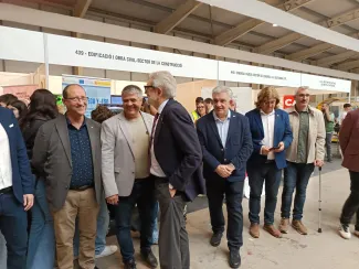 Larrosa saluda Ribes en presència de Fermí Masot, Jaume Saltó, David Masot i Jaume Gort